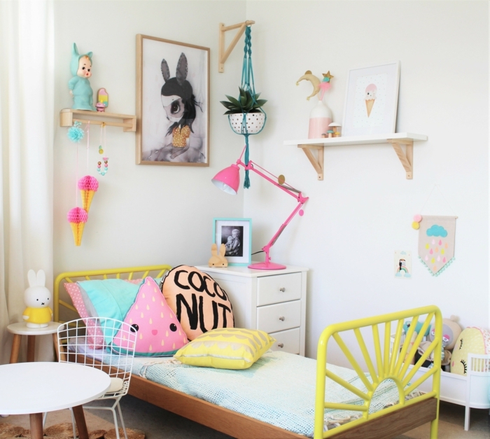 dormitorios juveniles, habitación para chica, cama amarilla, decoraciones en rosa, cojines y mesita