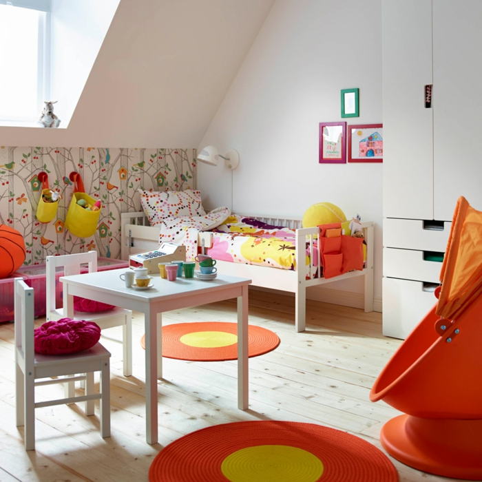 dormitorios juveniles, habitación en blanco, amarillo y naranja, techo inclinado, cama y mesa, tapetes redondos