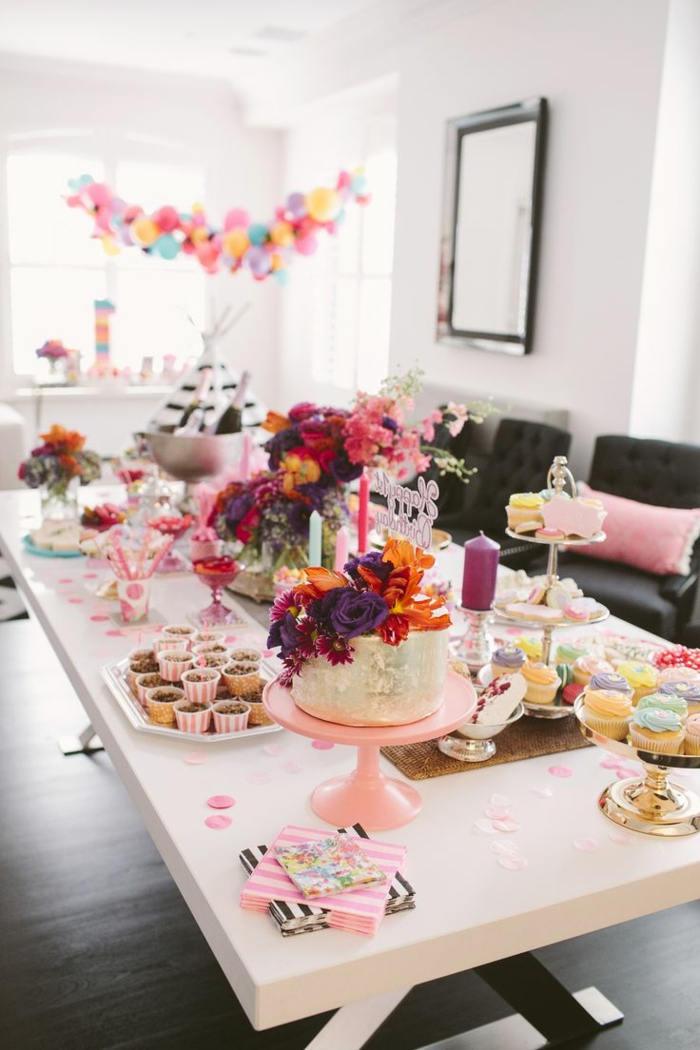 decoracion fiestas, mesa decorada con flores, velas y dulces para cumpleaños
