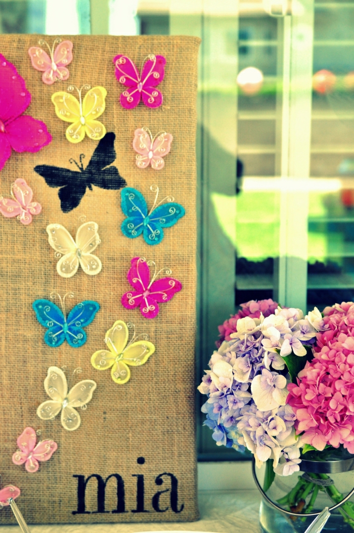 fiesta facil, decoracion con flores y mariposas pegadas en lona
