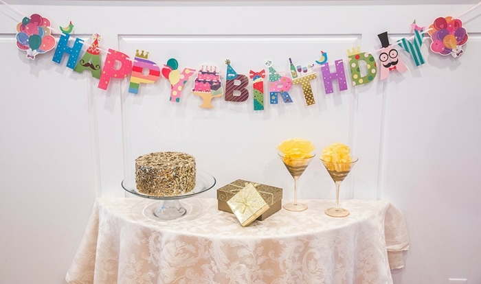 fiesta facil, decoracion cumpleaños con guirnalda happy birthday, pastel y regalos