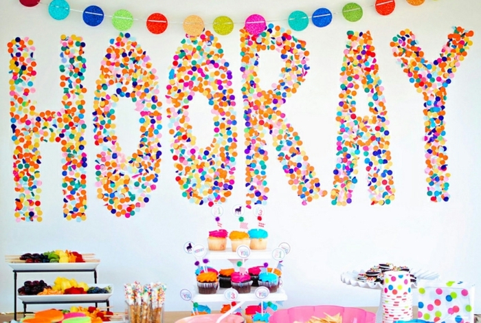 fiesta facil, decoracion para cumpleaños con frase de confetti en pared, dulces y guirnalda