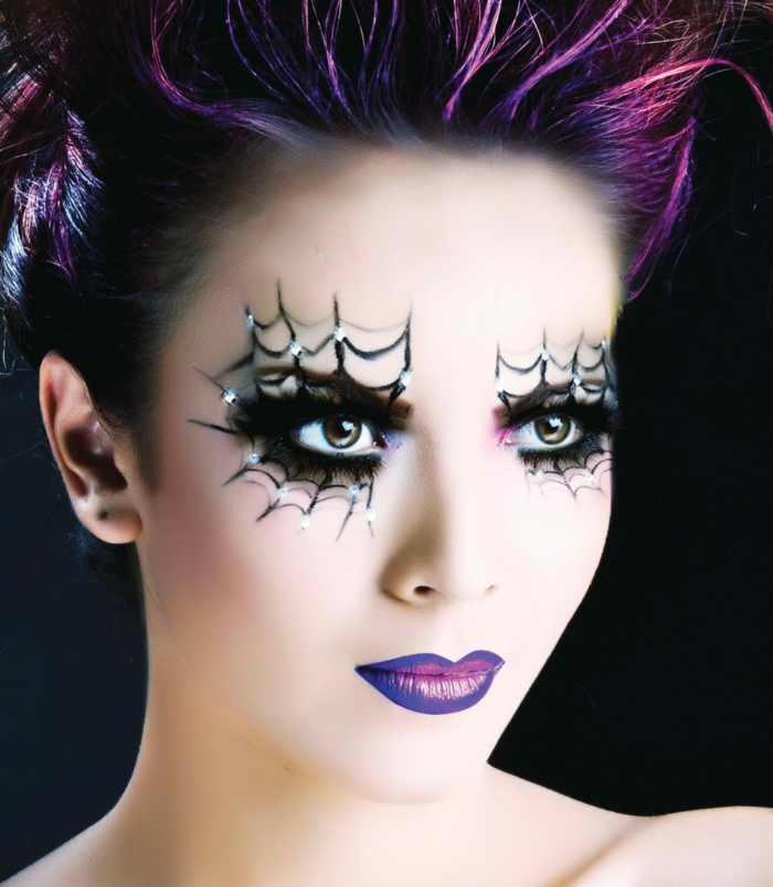 maquillaje bruja, ejemplo vanguardista, colores de la gama lila, decoración en los ojos, telaraña dibujada