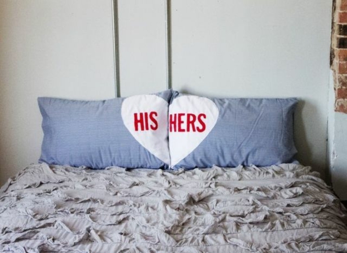 manualidades sencillas, cama matrimonial, almohadas para el y ella