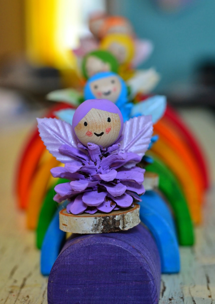 manualidades faciles, pequeñas figuras caseras, hadas en colores del arco iris