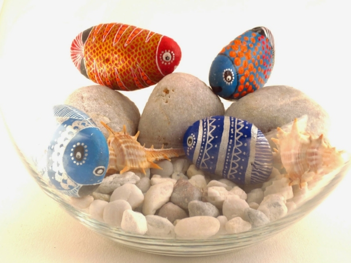 manualidades de papel, decoración con piedras pintadas de peces