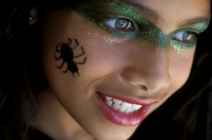 maquillaje halloween niños, idea fácil para las niñas, sobras de brocado en verde, dibujo de araña en la mejilla