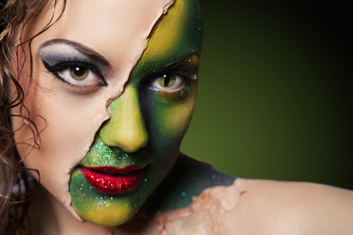 bruja halloween, mujer de dos caras, media cara pintada en verde con brocado, labios muy rojos, lentes de contacto 