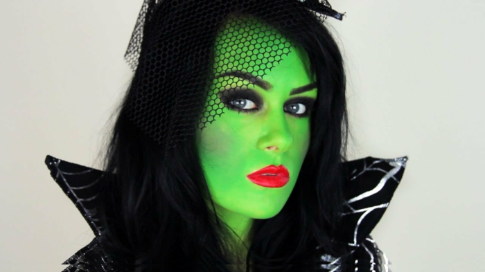 bruja halloween, cara pitada en verde chillón, ojos ahumados, labios en rojo vivo, pelo negro largo