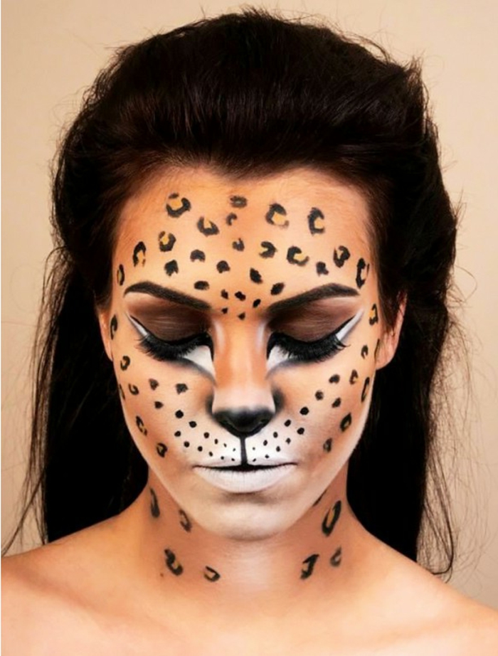 maquillaje vampiresa, mujer con pelo oscuro maquillada como leopardo