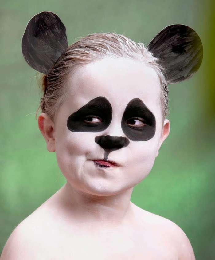 maquillaje halloween niños, niña con orejas de cartón negras maquillada como un oso panda