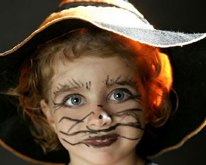 maquillaje bruja niña, disfrace muy fácil y divertido, bigotes y cejas dibujados con lápiz negro