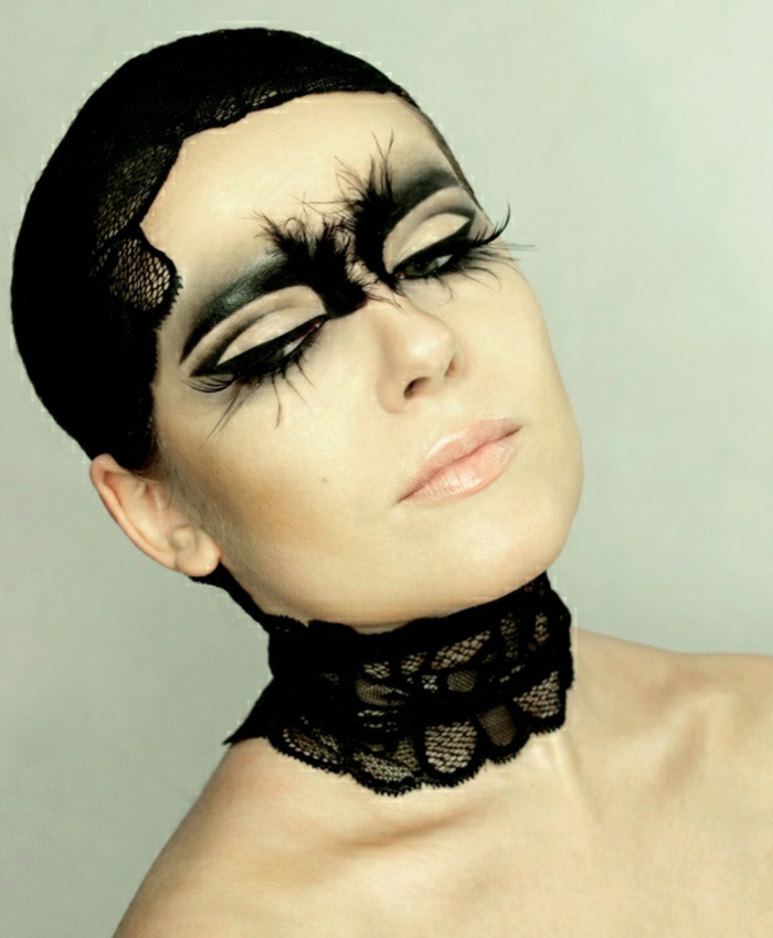 maquillaje de hallowen, bruja inspirada del cisne negro, pestañas postizas de plumas, ojos con efecto gato, delineador líquido