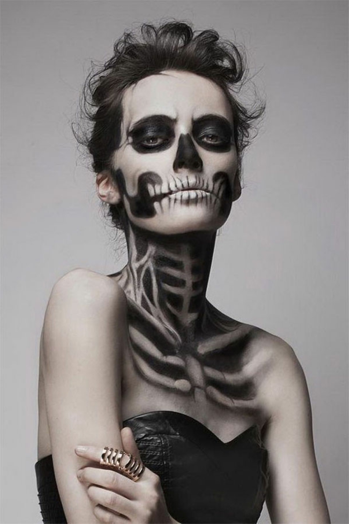 maquillaje halloween mujer, mujer con cara y cuerpo maquillado como calavera y esqueleto, vestido negro,