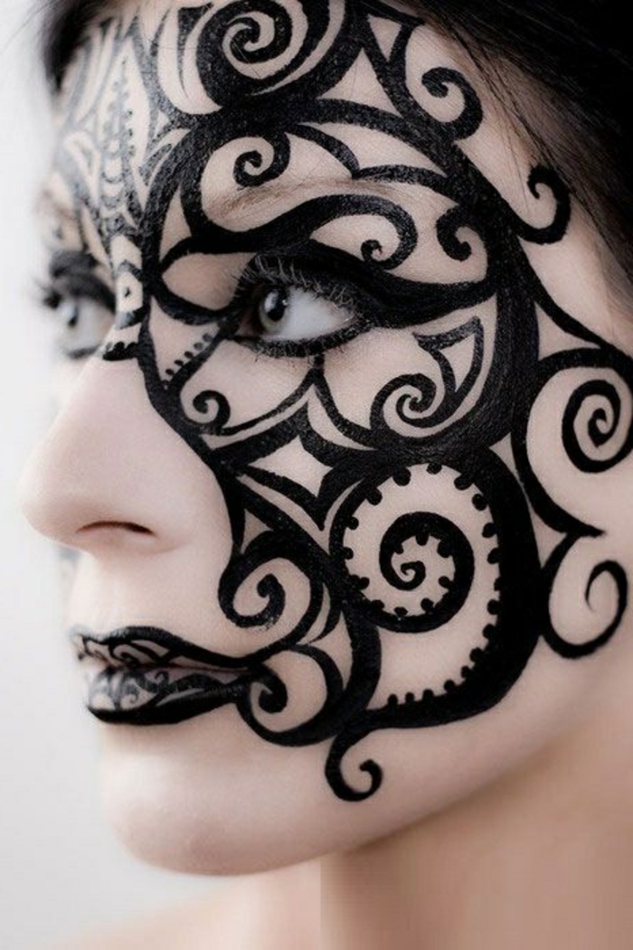 maquillaje zombie, mujer maquillada para Halloween con figuras orientales pintadas en la cara