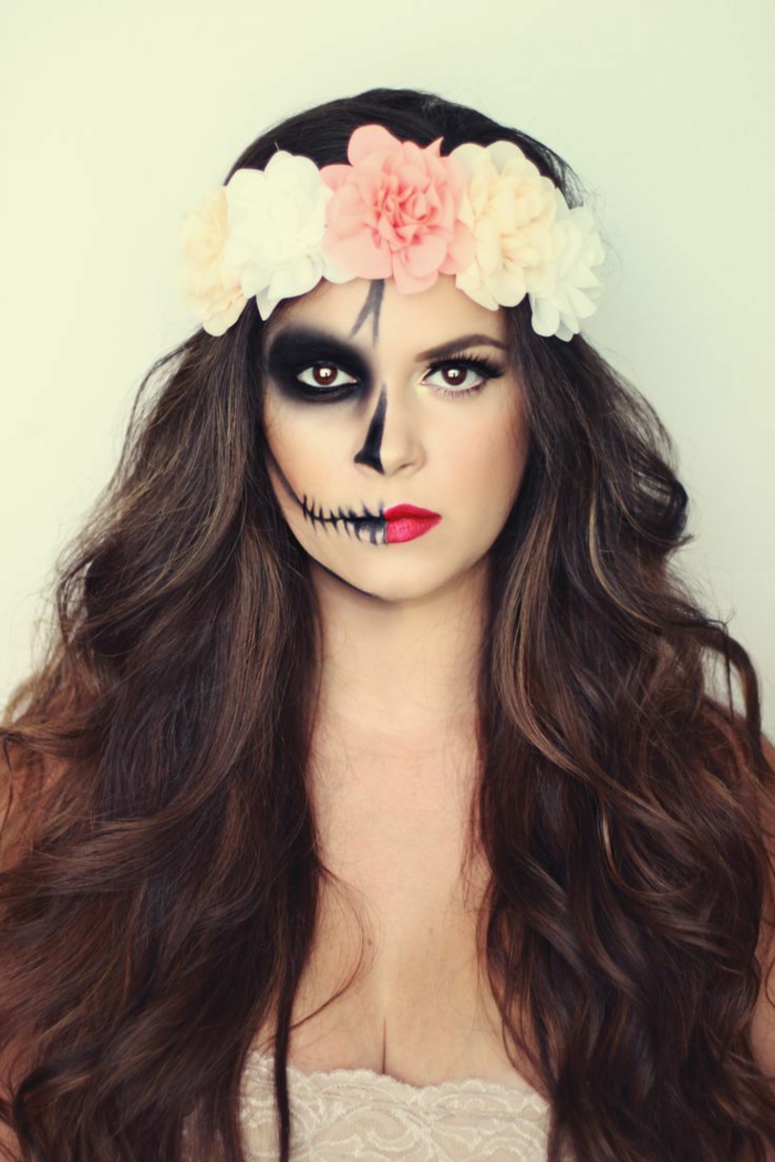 maquillaje zombie, mujer media cara mquillada de calavera, pelo largo y corona de flores