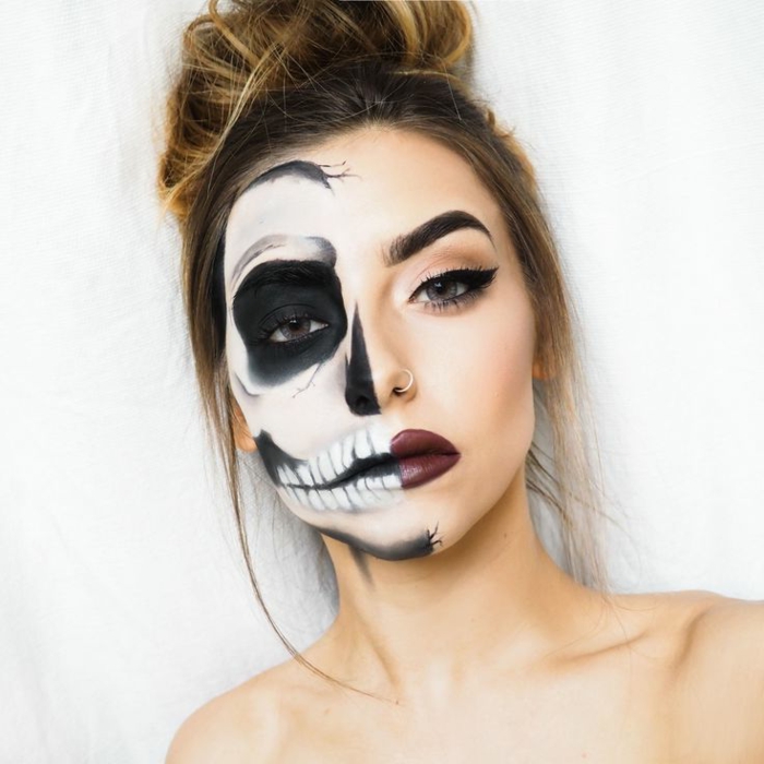 maquillaje para halloween, mujer con media cara maquillada de calavera 