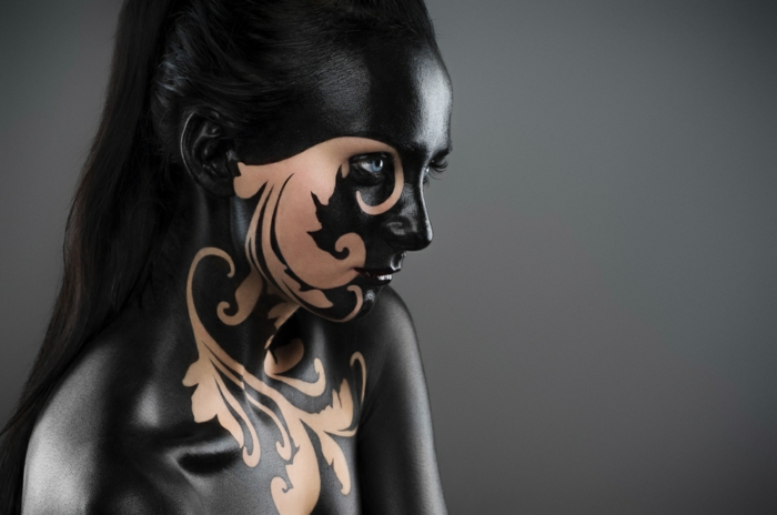 maquillaje de bruja, pintura corporal en todo el cuerpo, idea original para este halloween, maquillaje en negro