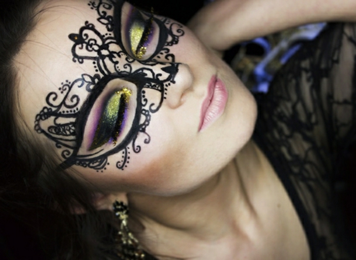 maquillaje para halloween, ornamentos dibujados con delineador líquido negro, sombras en dorado y lila 