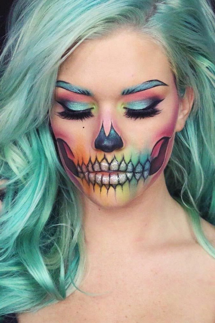 maquillaje zombie, mujer con pelo verde, maquillaje halloween calavera de colores y brillo