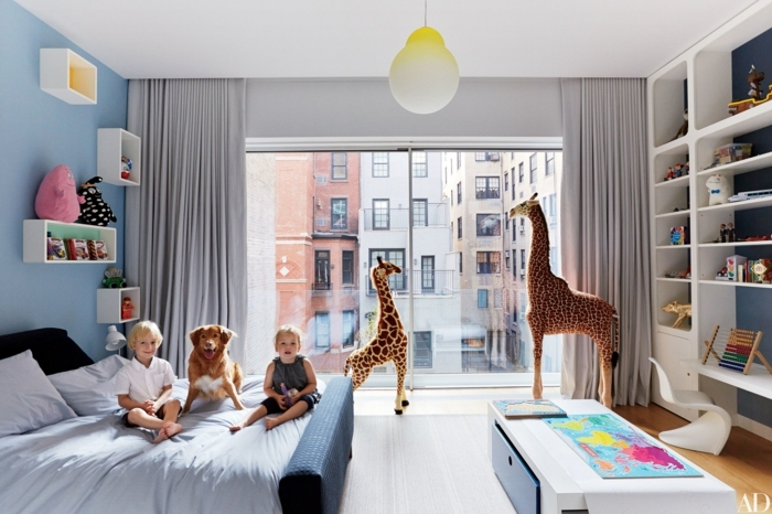 habitaciones infantiles, habitación con cama doble, niños y perro, peluches girafas, estantería blanca
