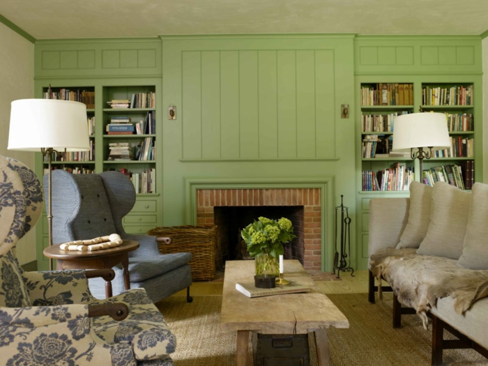 ideas decoracion, salon con mesa madera rustica, chimenea, sillones en azul, pared madera verde