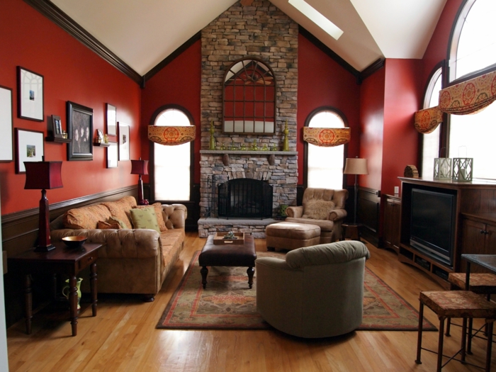 ideas decoracion, salon con paredes en rojo, chimenea piedra, sillon y sofá