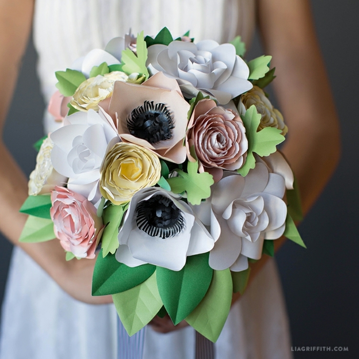 manualidades paso a paso, mujer con vestido blanco y bouquet de flores de papel