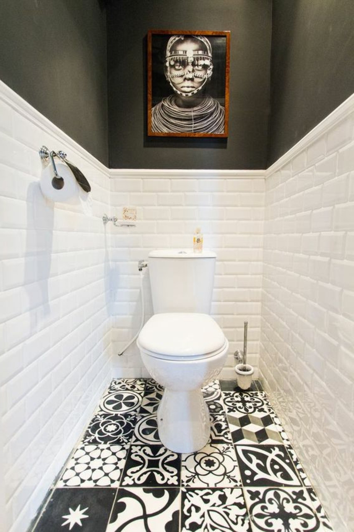cuartos de baño modernos, baño actual, colores oscuros y blanco 