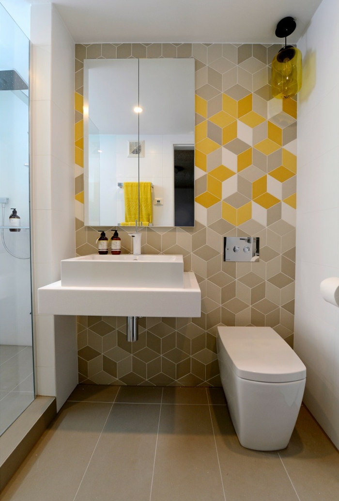 cuartos de baño pequeños, azulejos mosaicos, tonos de beige, espejo grande