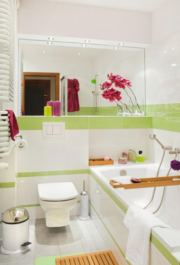 cuartos de baño pequeños, baño clásico, decoración de flores, espejo grande