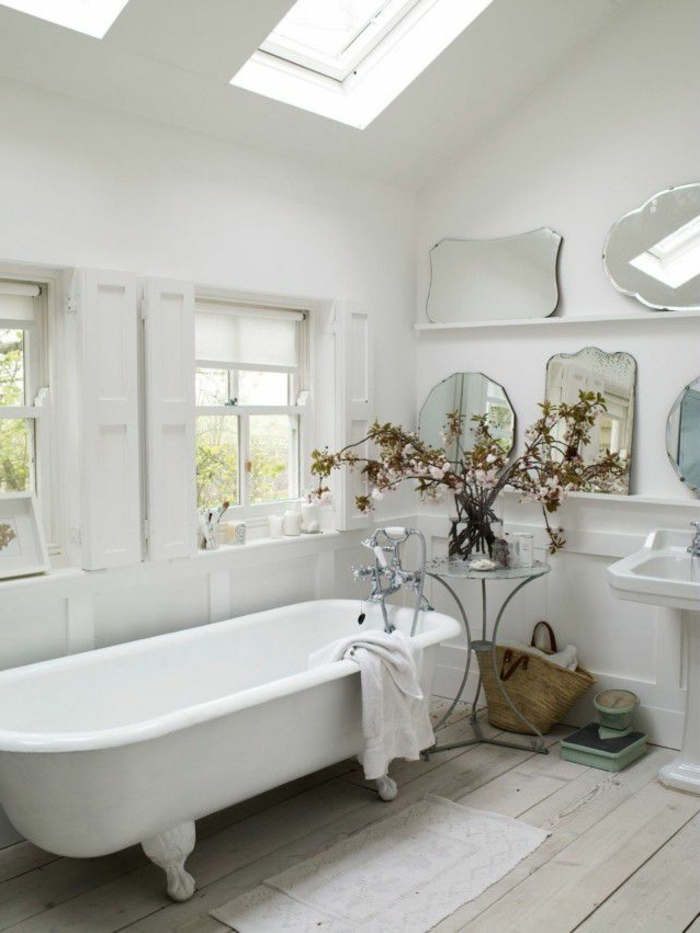 cuartos de baño pequeños, efecto de grandeza, ventanas blancos, flores decorativas