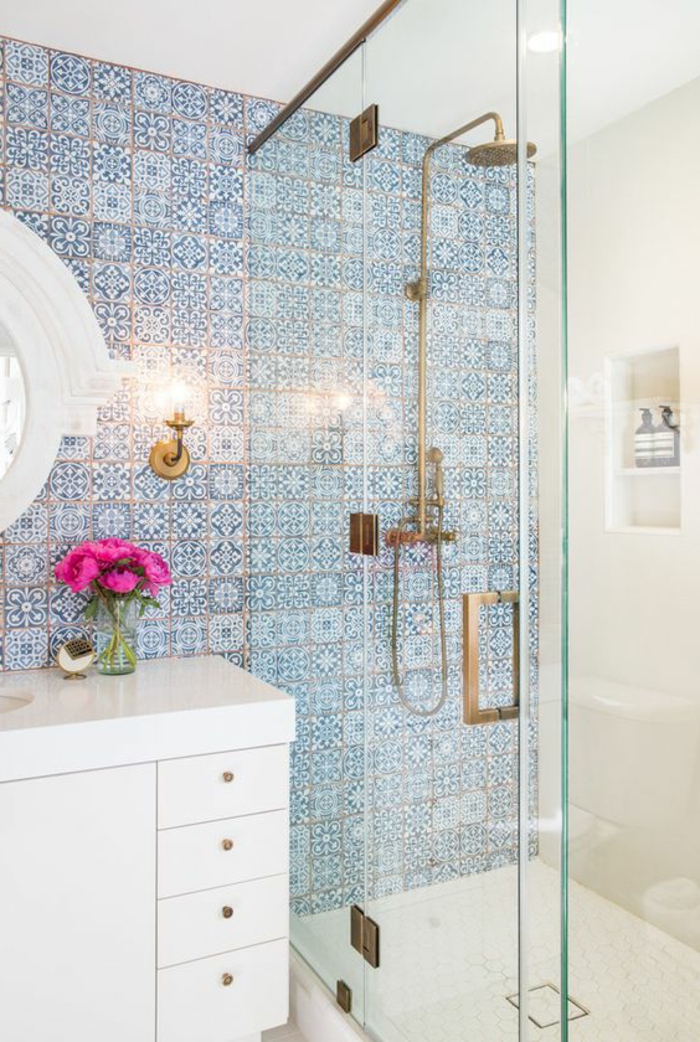 decoracion baños pequeños, azulejos azules, como ganar espacio en el baño