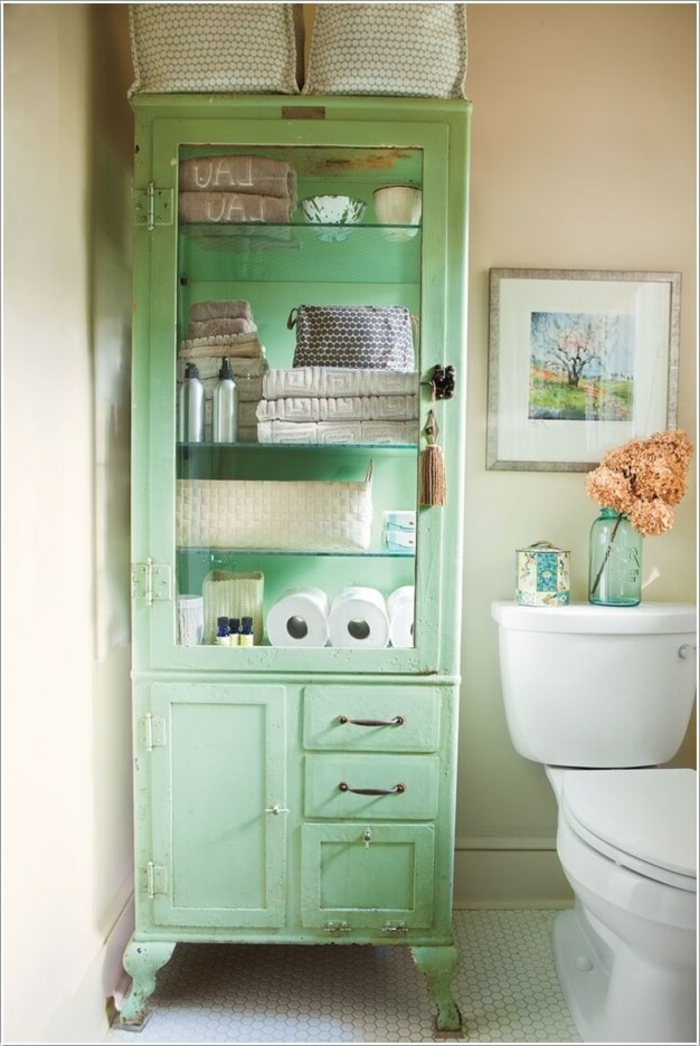 decoracion baños pequeños, armario en verde suave, cuadro decorativo