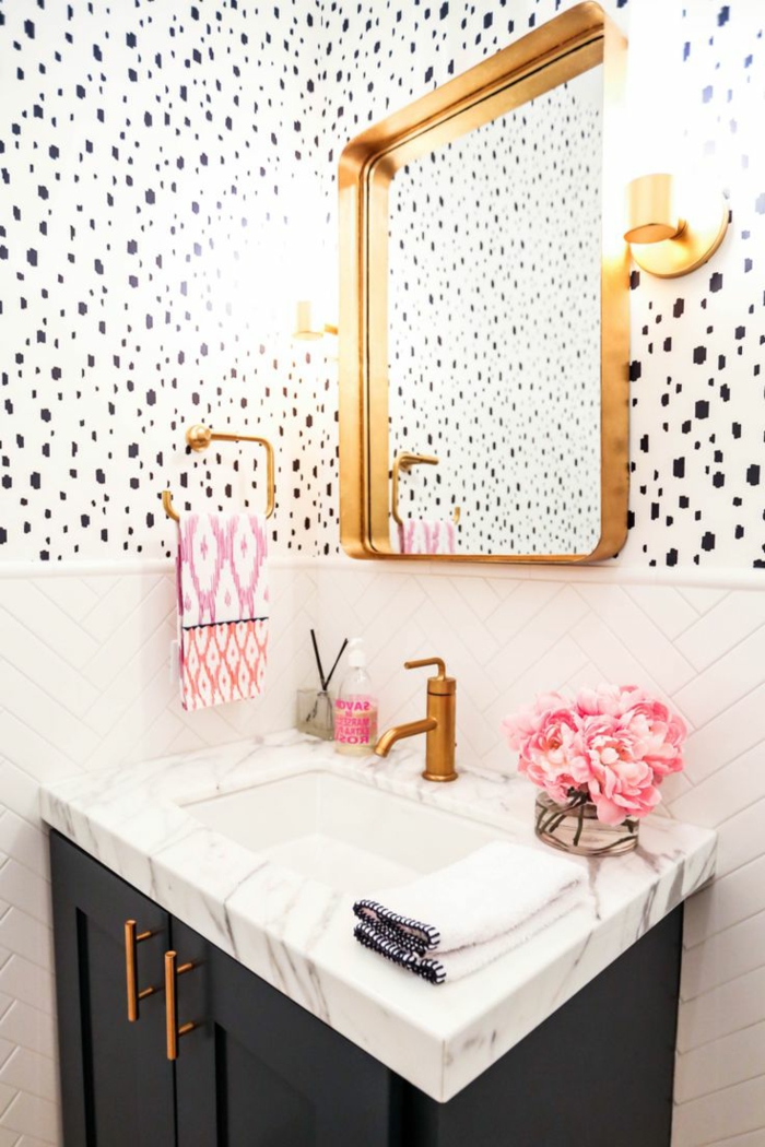 decoracion baños pequeños, tapices de papel en blanco y negro, espejo dorado