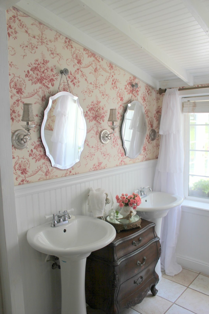 decorar baños pequeños, paredes decoradas, espejos colgados en simetría