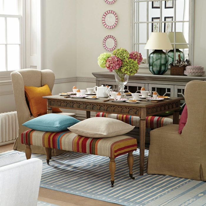 salones modernos, salón comedor con mesa con tetera y tazas, cojines de colores, tapete rayado y espejo