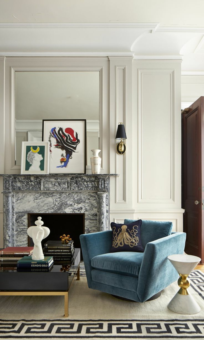 salones modernos, salón pequeño con sofá de terciopelo azul, cojín con pulpo, chimenea de mármol y tapete
