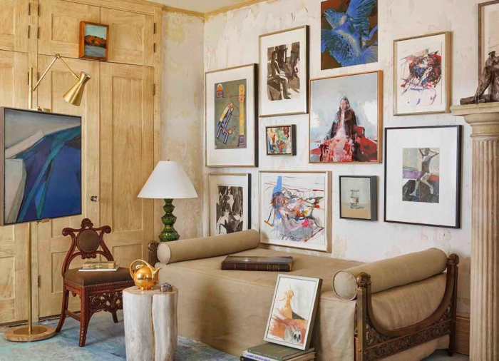 decoracion salones pequeños, salón con sofá sin respaldo, ropero integrado de madera, pared con cuadros, tetera dorada