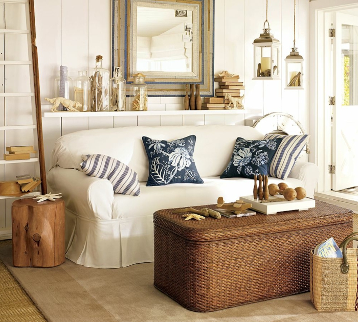 decoracion salones modernos, salón oequeño rústico con sofá blanca y mesa caja de rattan, espejo y decoración con linternas colgantes