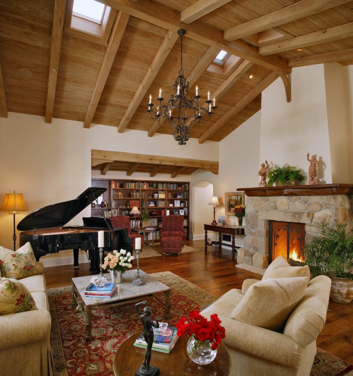 como decorar un salon, salon con chimenea y piano, muebles beige, techo de madera