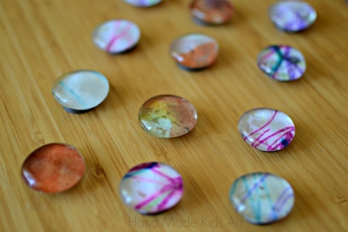 pequeocio, manualidad fácil, como decorar esferas de cristal, diferentes colores