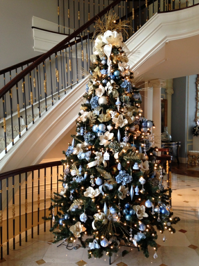 arboles de navidad originales, ornamentos para el árbol en colores pastel, decoración con elementos florales, árbol colocado al lado de la escalera