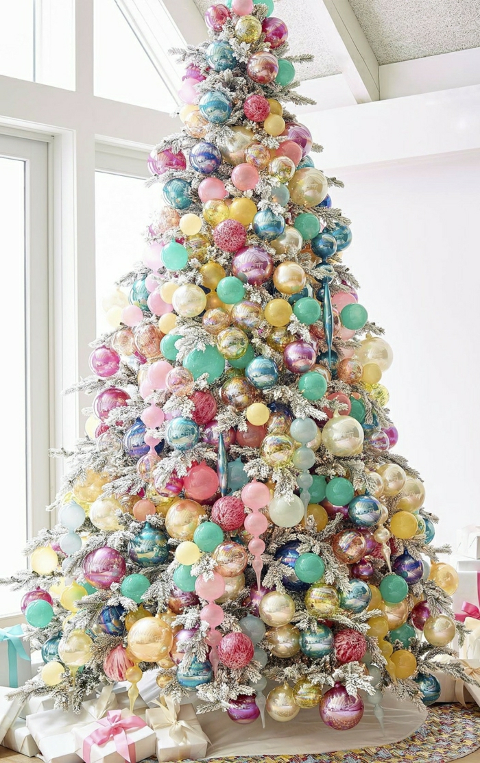 decorar arbol de navidad, bonita propuesta en tonos pastel, arbol artificial decorado abundantemente con bolas de diferente tamaño