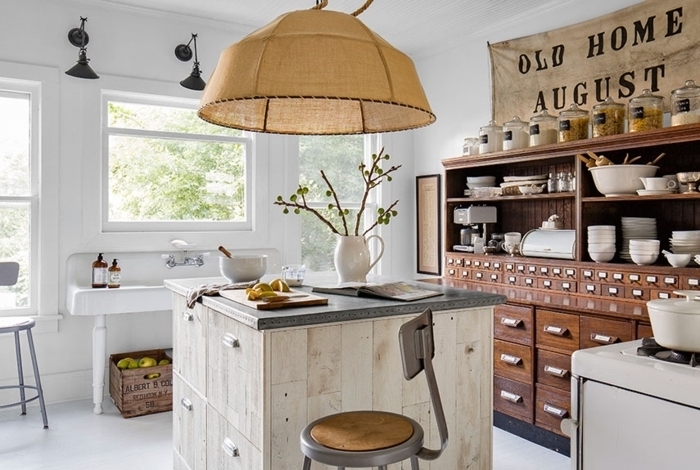 imagenes de cocinas modernas, ambiente en blanco para ganar espacio, grande armario de madera, decoración en la pared, lámpara moderna