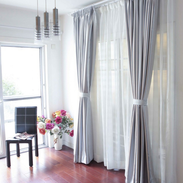 cortinas juveniles, visillo de encaje blanco muy refinado con cortinas de satín grises recogidas con cintas, hermoso espacio pequeño, decoración de flores