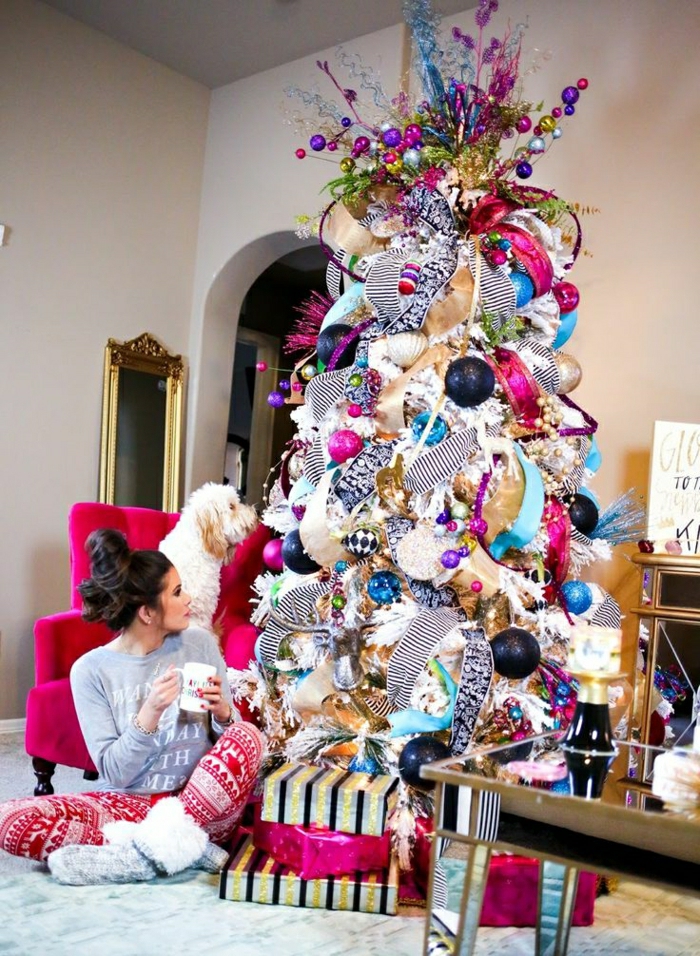 decorar arbol de navidad, ejemplo para los más atrevidos, árbol sobreexpuesto de muchos colores, silla de color chillón