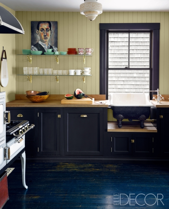 cocinas modernas pequeñas, diseño atractivo, con ventana atrás del lavabo, color azul oscuro para los muebles