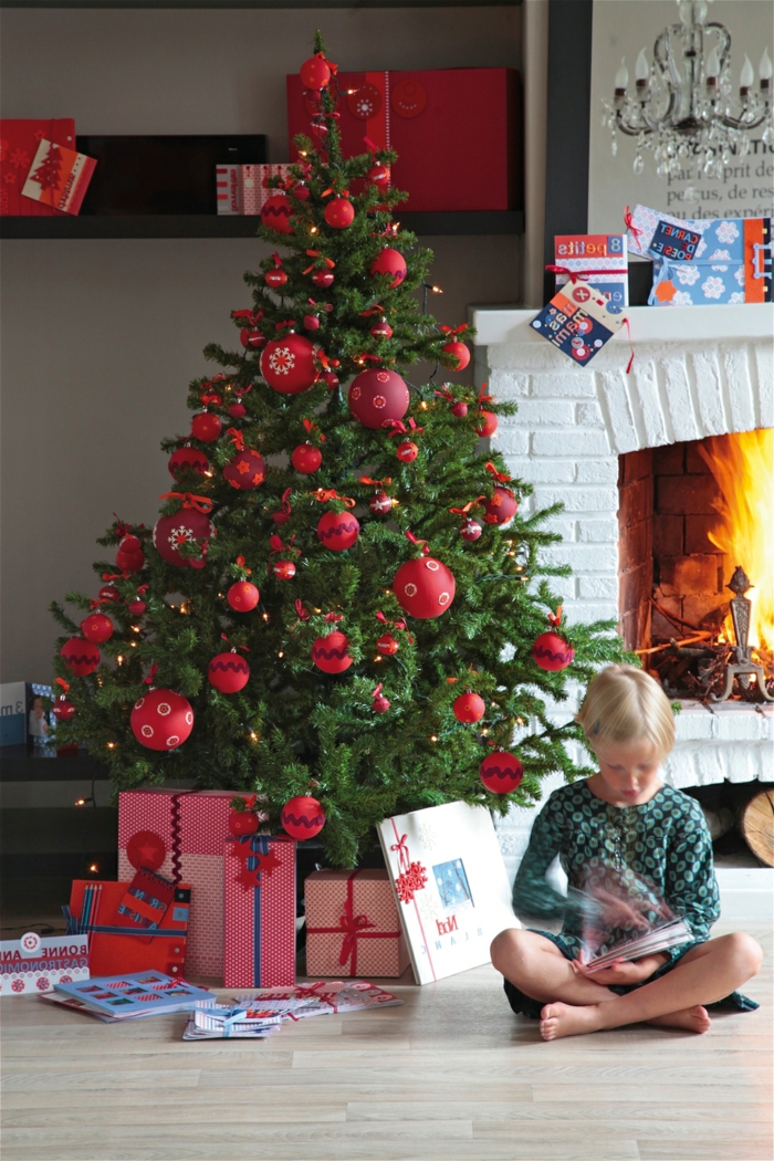 arboles de navidad decorados, ejemplo estilizado de árbol con decoración en rojo, chimenea de ladrillos blancos 
