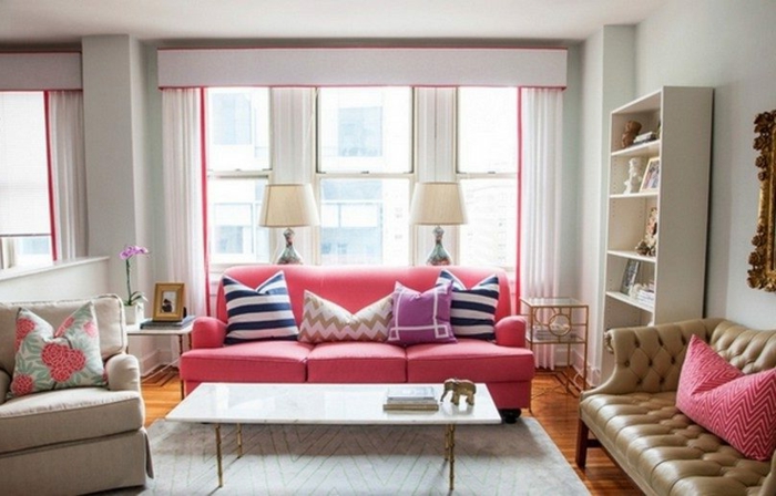 cortinas juveniles, cortinas coquetas blancas con bordes en color rosa, sofá color fucsia, muebles en tonos claros
